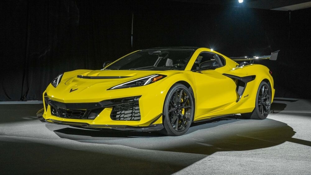 0112-corvette-zr1-first-look-thu.jpg