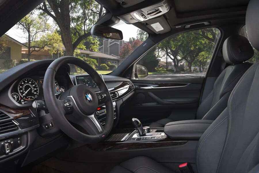 2018 Alpine White X5 Front Seats