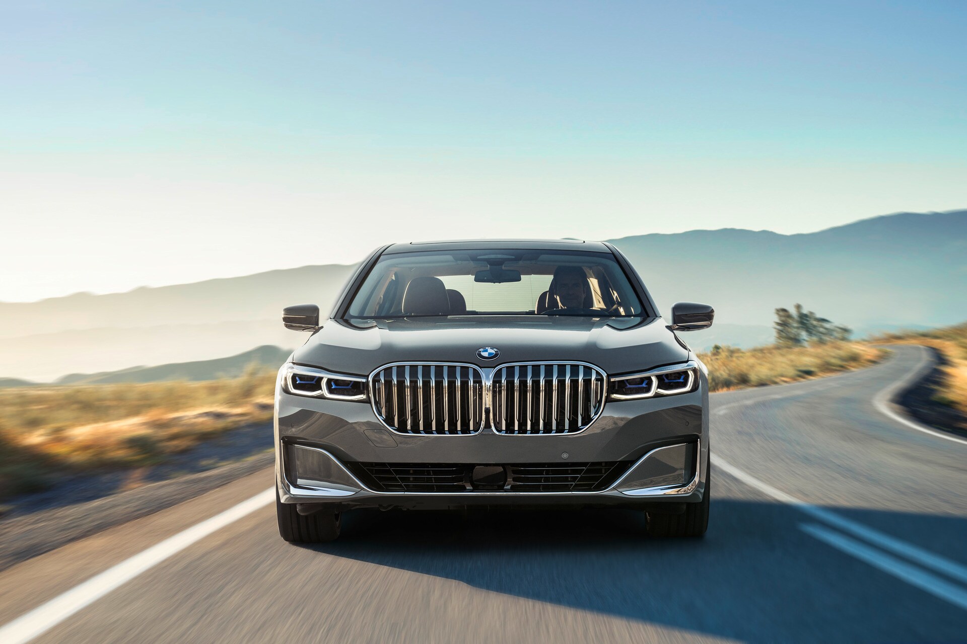 BMW-7-P90333061-R1.jpg