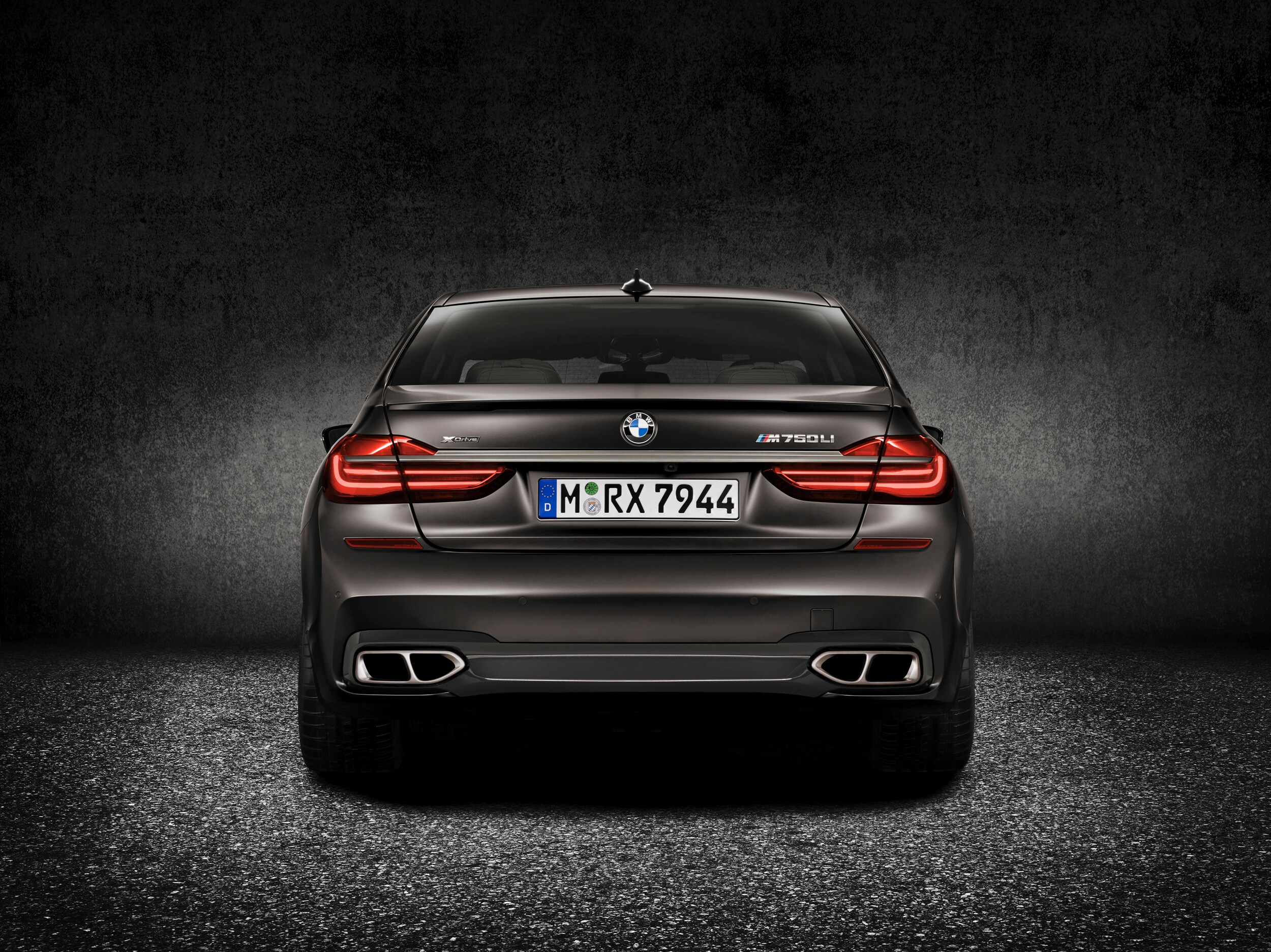 004-bmw-m760i-xdrive-1.jpg