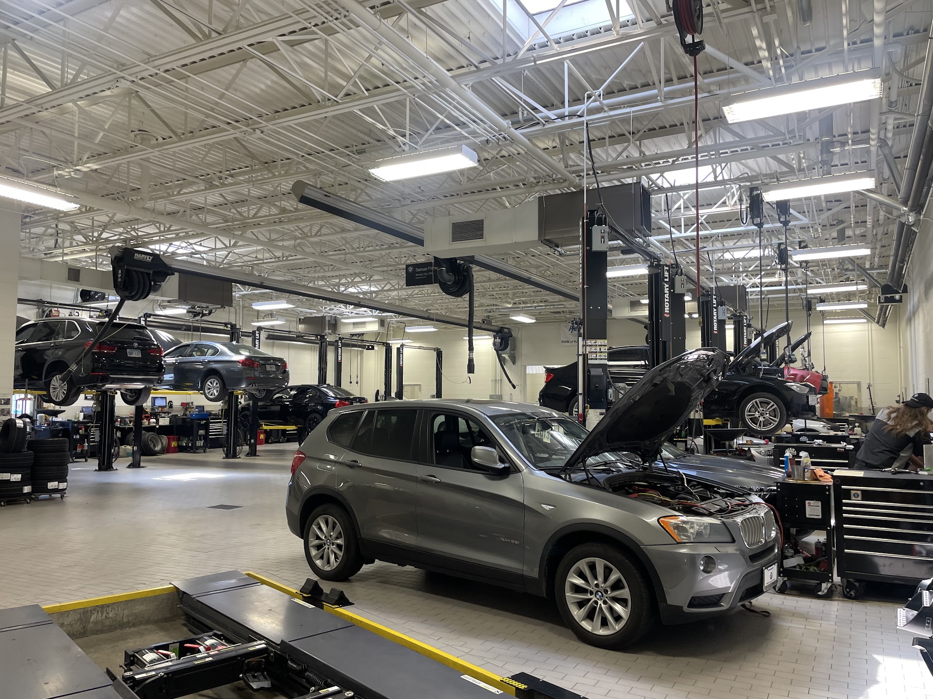 Hendrick BMW Kansas City Service Center