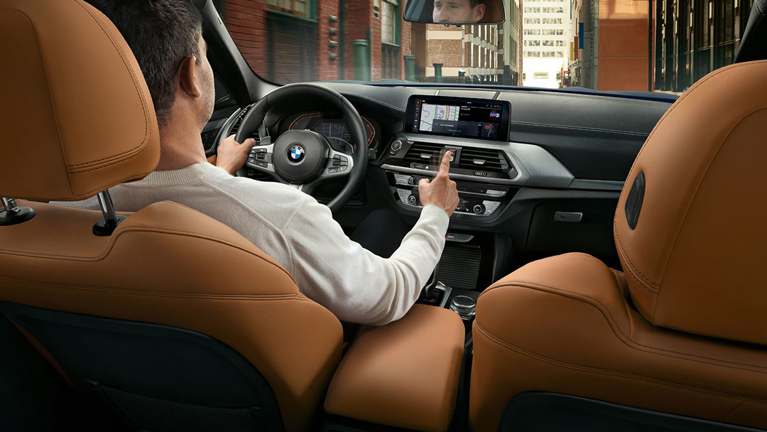 vue de la planche de bord et du volant du BMW X3 d'occasion