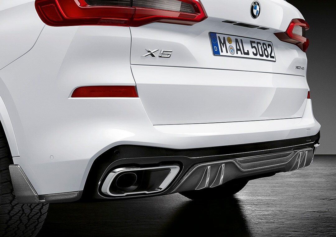 Vue bas derrière du BMW X5 montrant le lettrage X5.