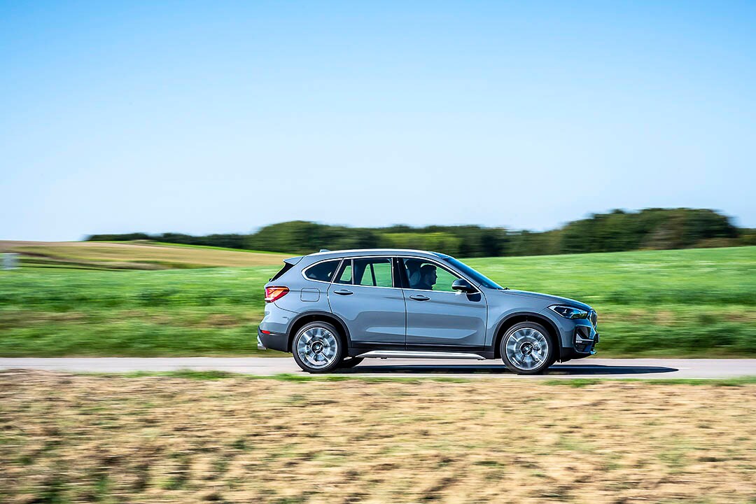 vue latérale du BMW X1 d'occasion roulant sur une route