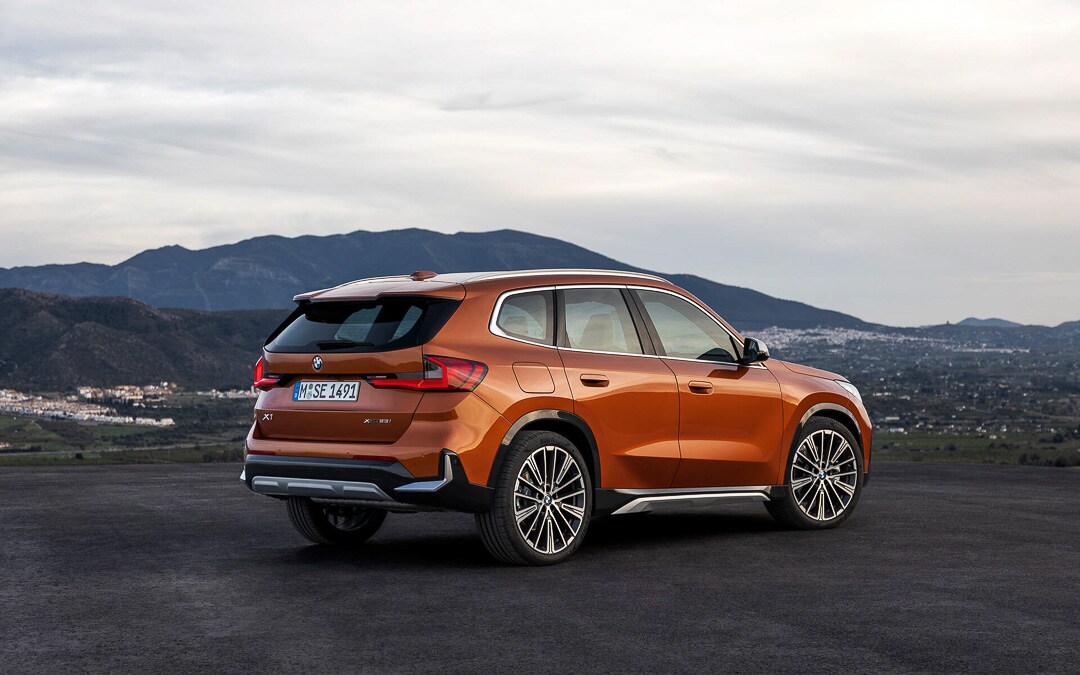 BMW X1 2023 devant les montagnes