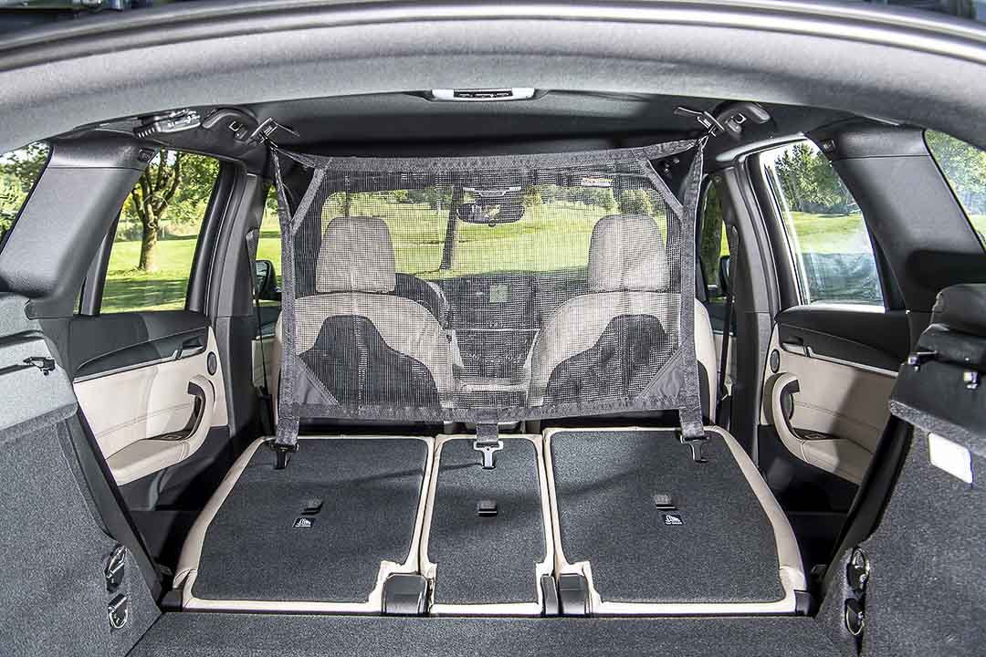 vue arrière du BMW X1 d'occasion avec le coffre ouvert et les sièges rabattuent