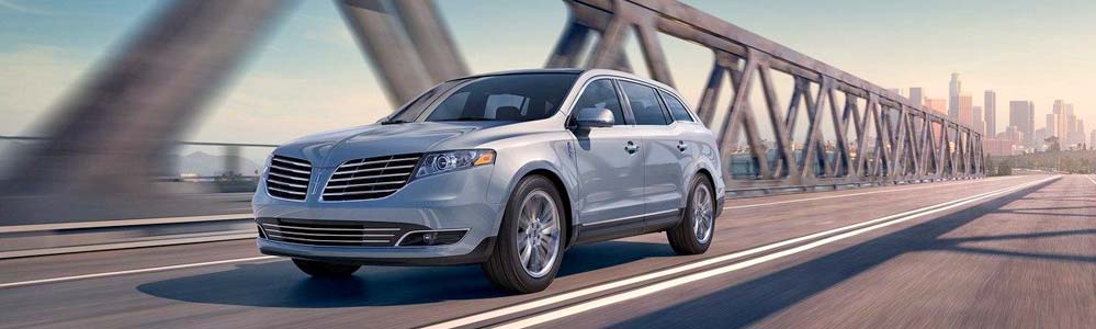 2018-Lincoln-MKT-city-bridge.jpg