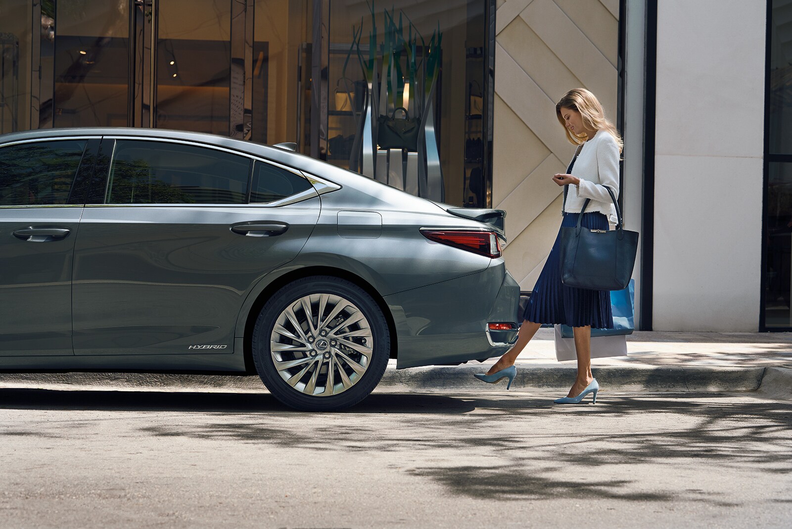 Model Features of the 2020 Lexus ES and ES Hybrid | Trunk sensor of 2020 Lexus ES Hybrid Model Features of the 2020 Lexus ES and ES Hybrid | Trunk sensor of 2020 Lexus ES Hybrid