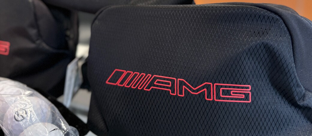 AMG golfer bag with Mercedes-Benz golf balls
