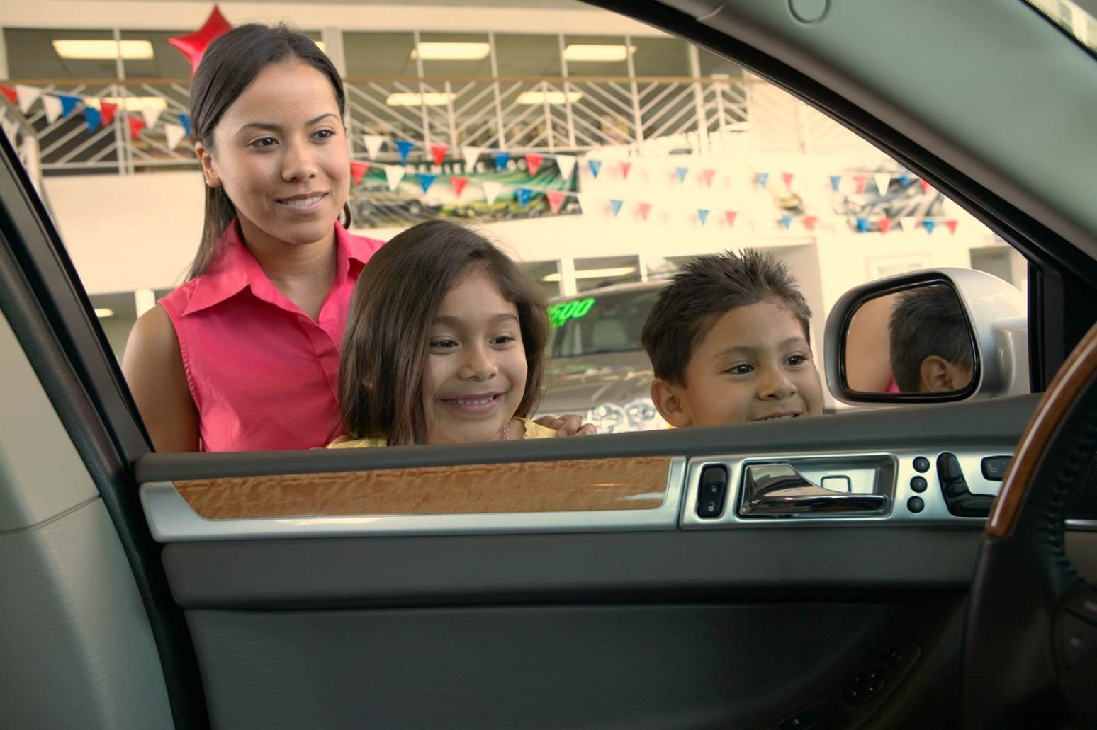 family-7-passenger-suvs-bob-penkhus-dealerships.jpg A family looking into the window of a 7 passenger SUV