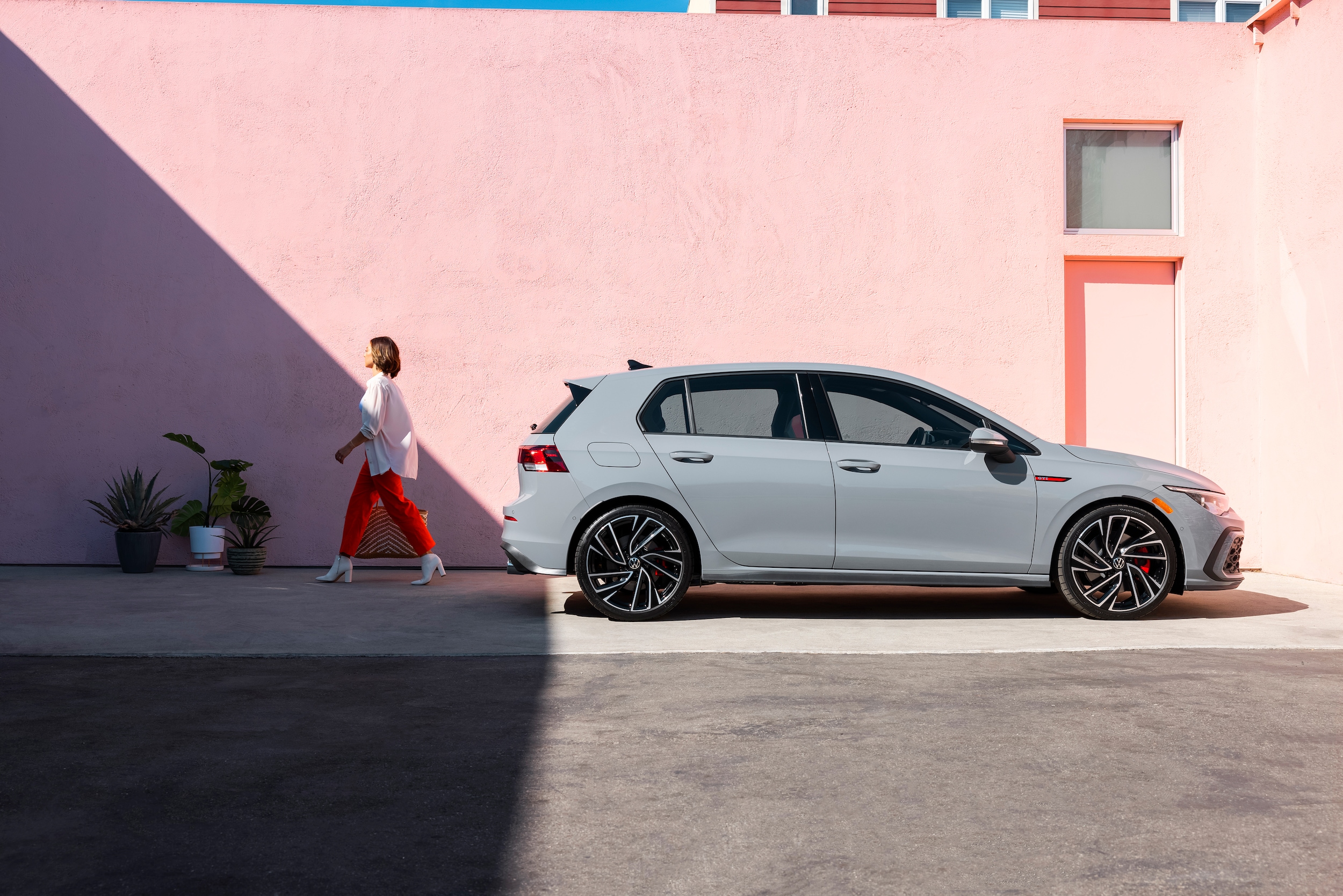 2023-Volkswagen-GolfGTI-Autobahn-Hatchback-L02.jpg