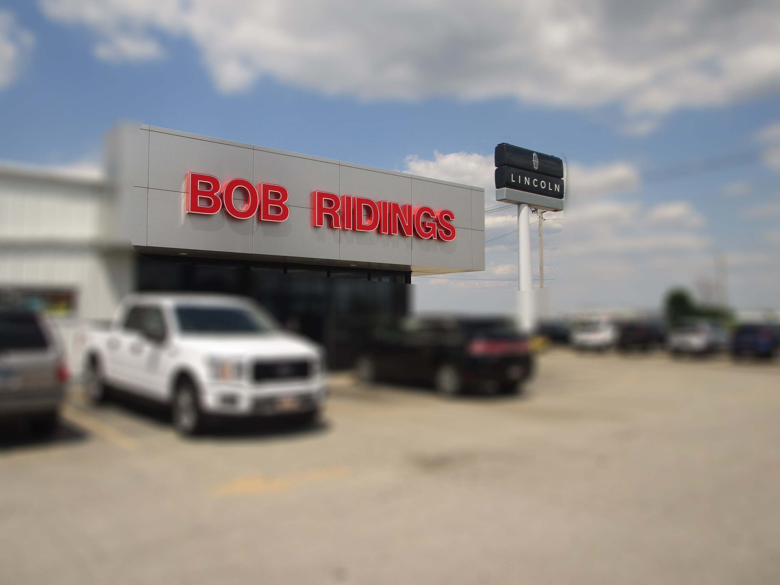 Bob Ridings Lincoln building photo.jpg