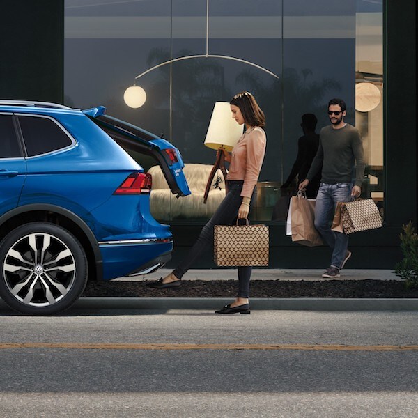 2020 Volkswagen Tiguan Hands-free Easy Open and Easy Close liftgate