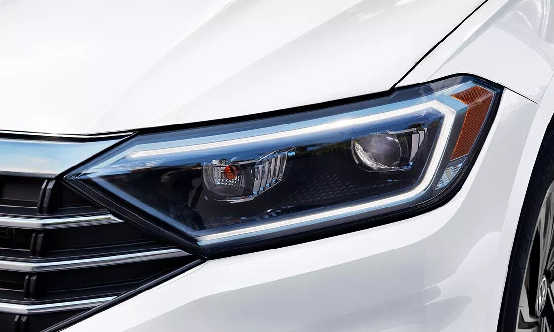 2021 Volkswagen Jetta with daytime running lights