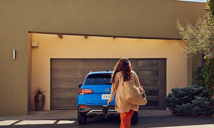 2022 Volkswagen Taos remote back view