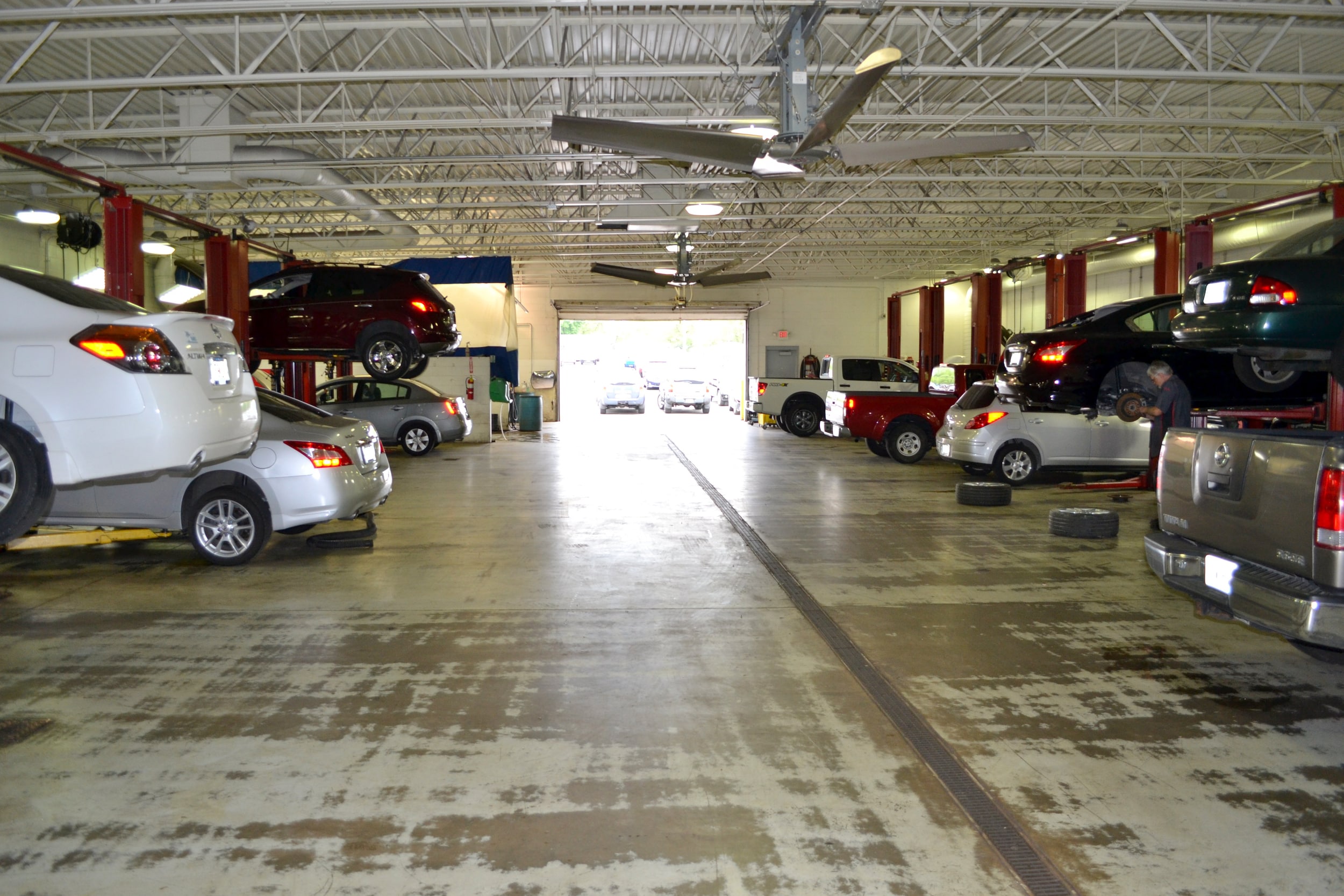 Experience quick, quality Nissan service at Bommarito Nissan of Hazelwood! Several service bays available at Bommarito Nissan of Hazelwood.