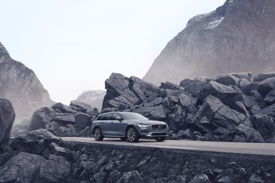 2021-Volvo-V90CrossCountry-B6-Hatchback-L05.jpeg