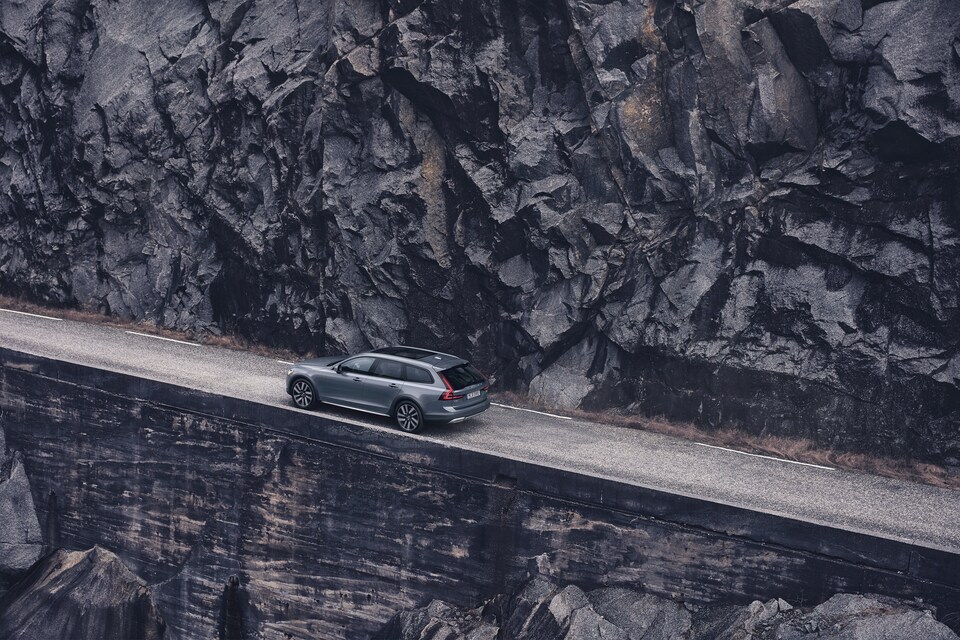 2021-Volvo-V90CrossCountry-B6-Hatchback-L04.jpeg