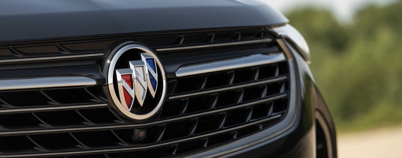 2023 Buick Envision ST - Grille.jpg Front grille of a blue 2023 Buick Envista ST