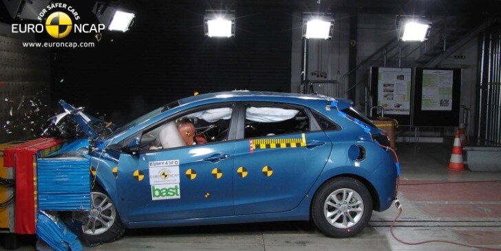 2012-hyundai-i30-gets-five-star-euro-ncap-rating-video-45267-7.jpg