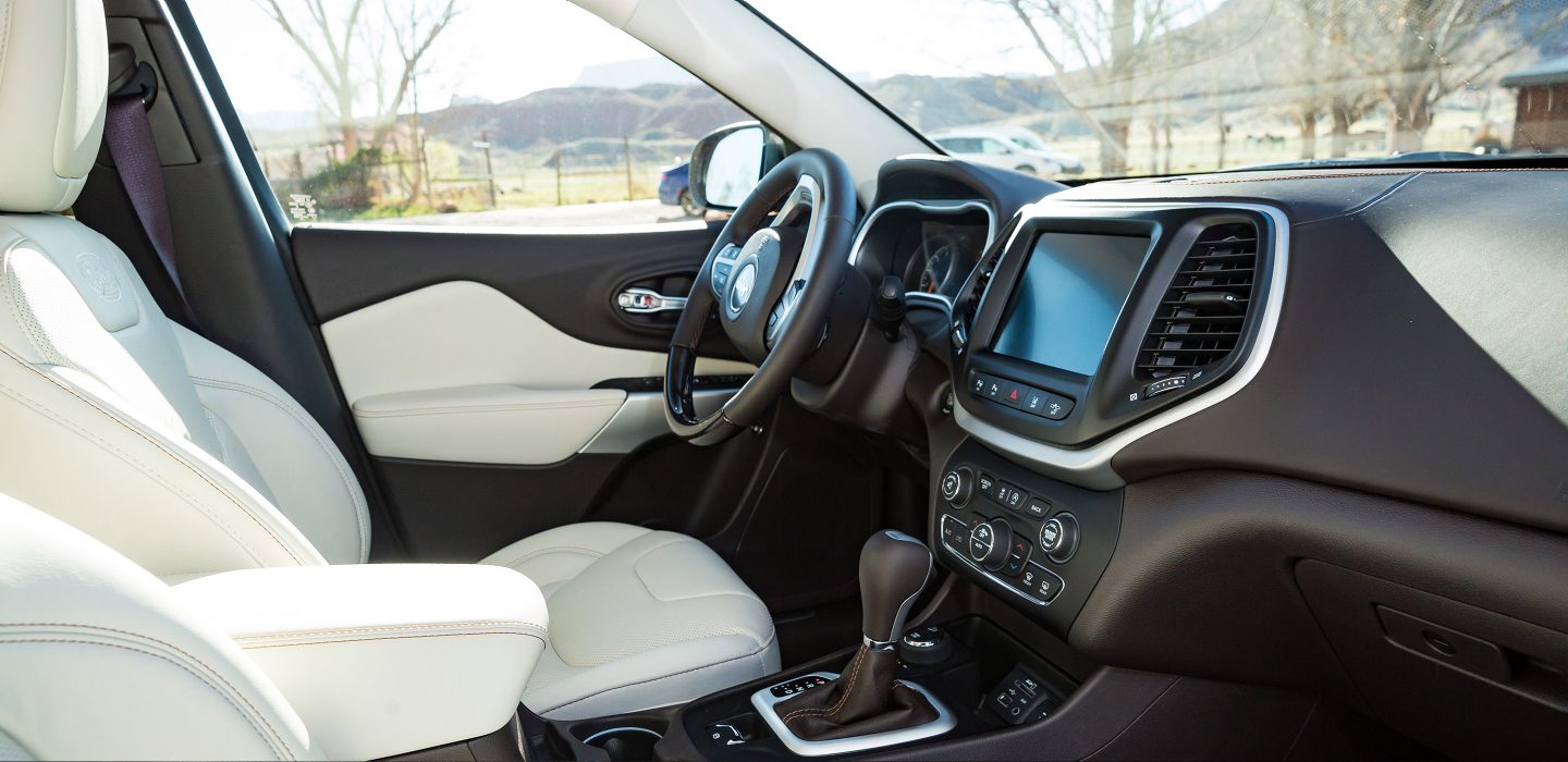2017-Jeep-Cherokee-Gallery-Interior-Overland.jpg.image.1440.jpg