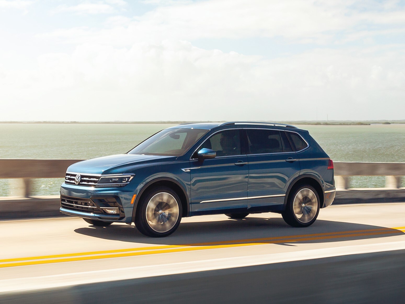 2021-Volkswagen-Tiguan-SELPremiumRLine-SUV-L02.jpg