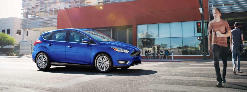 2018 Ford Focus Performance A blue 2018 Ford Focus stopped at a red light.