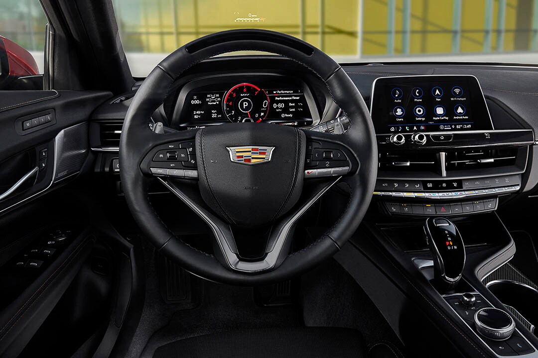 vue de la perspective du conducteur à bord de la Cadillac CT4-V 2021