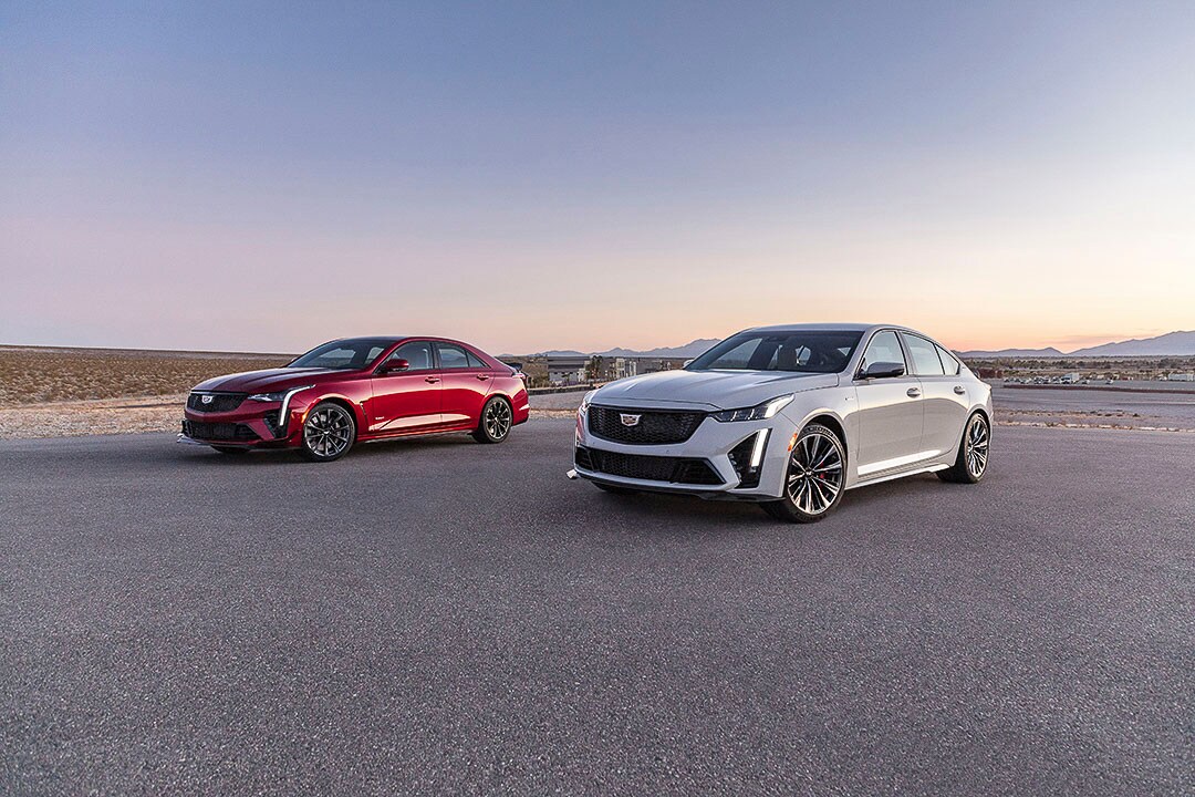 présentation de la Cadillac CT4-V Blackwing 2022 (gauche) et de la Cadillac CT5-V Blackwing 2022 (droite)