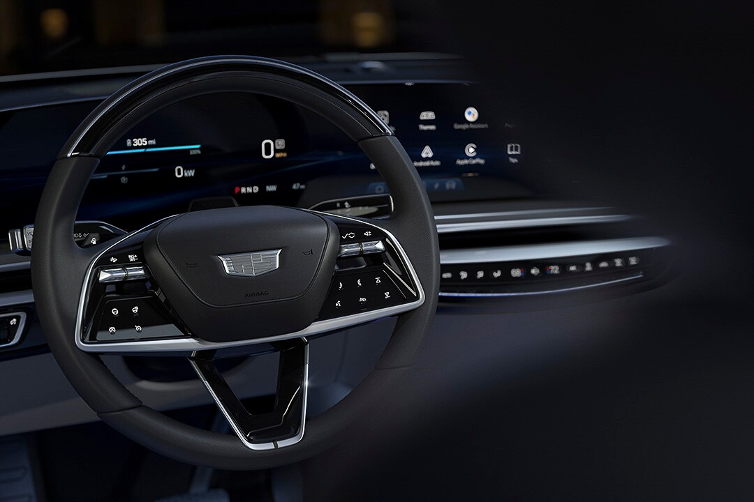 vue du volant et d'une partie du panneau de contrôle à bord du Cadillac Lyriq 2023