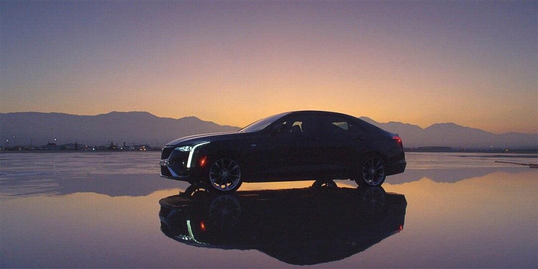 Silhouette de la Cadillac CT4 2020 à l'aube