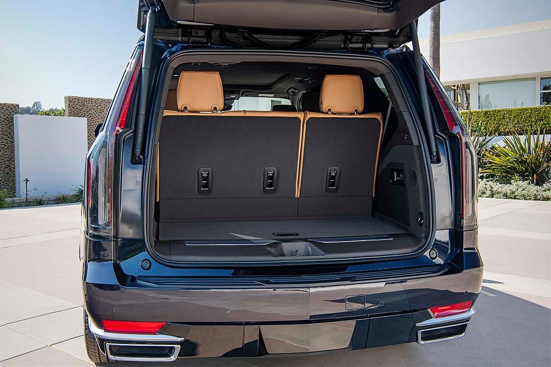 vue arrière du Cadillac Escalade 2022 avec la porte du coffre ouverte