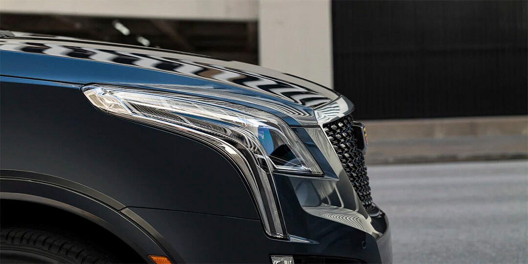 vue latérale rapprochée du phare avant et du capot du Cadillac XT5 2021