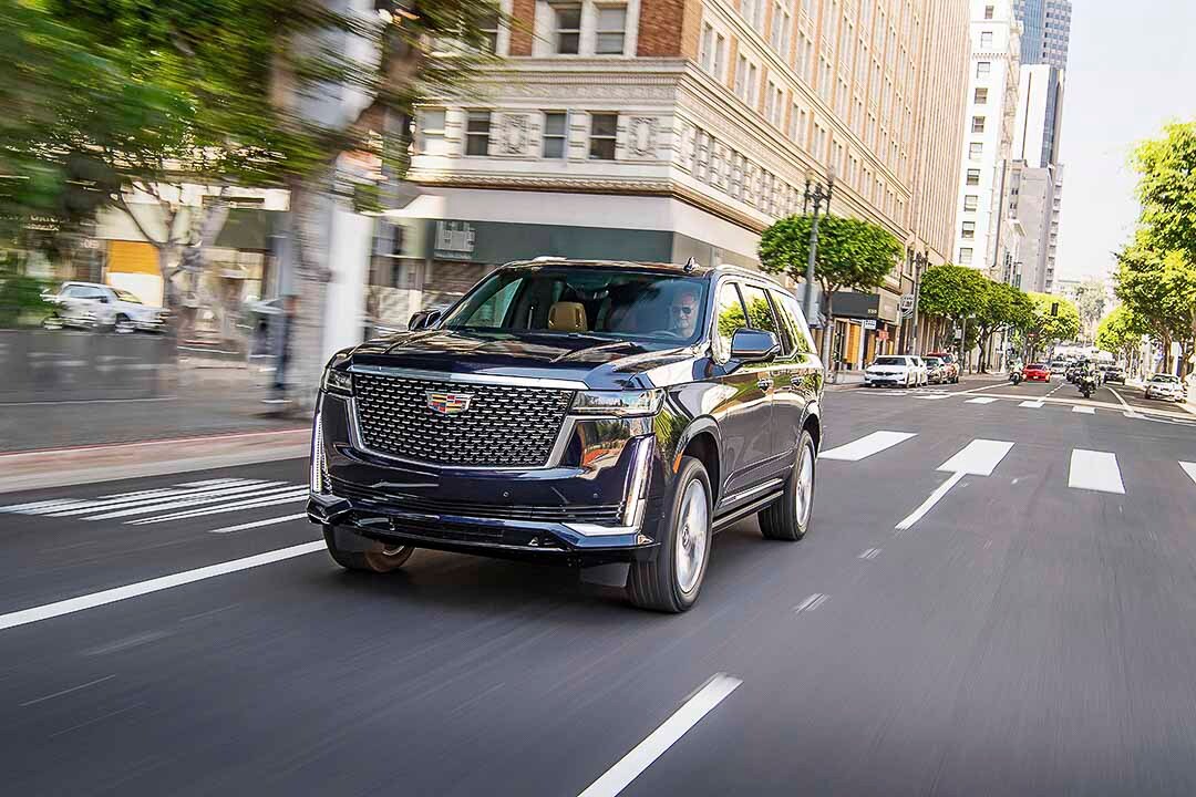 vue avant du Cadillac Escalade 2022 sur une rue urbaine
