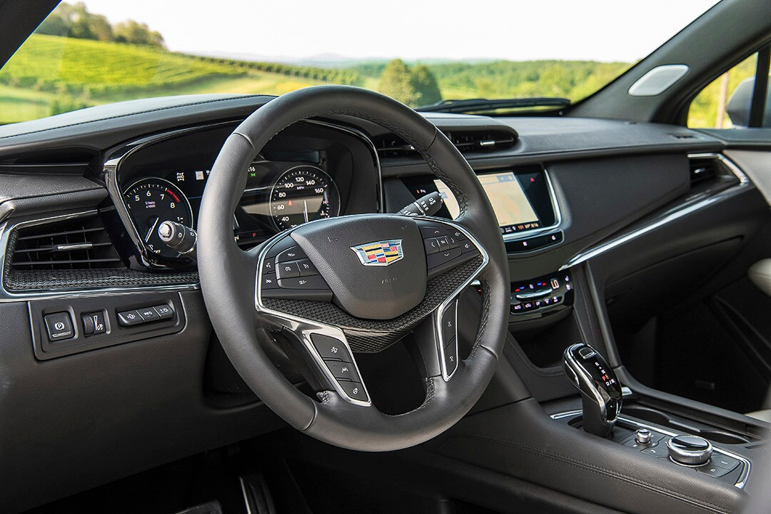 vue du volant et du tableau de bord du Cadillac XT5 2022