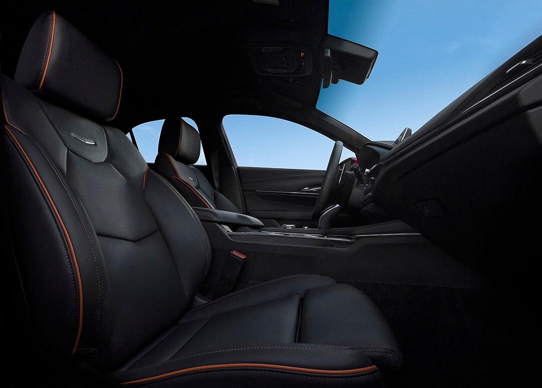 vue des sièges avant, de la console centrale et du volant à bord de la Cadillac CT4-V
