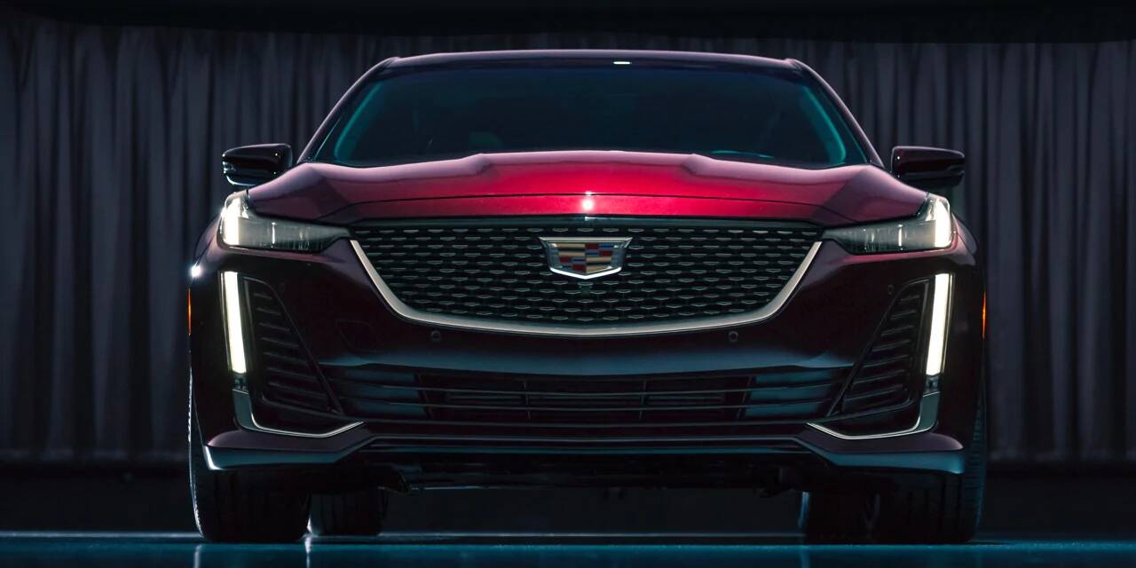 cadillac-ct5-2020-cadillac-laval-01.jpg l'avant du Cadillac CT5 2020, design rouge, rideau rouge fermé en arrière-plan