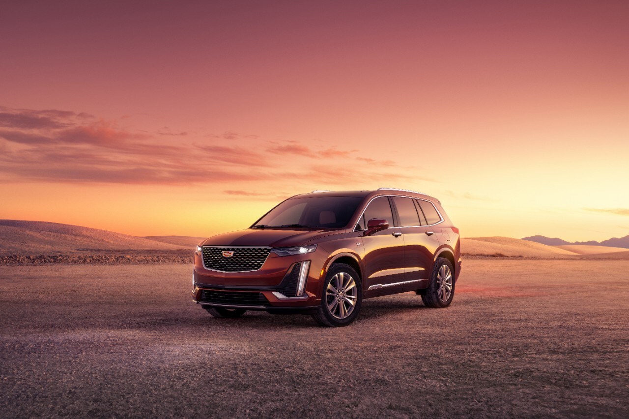 vue latérale avant d'une Cadillax XT6 2023 au crépuscule