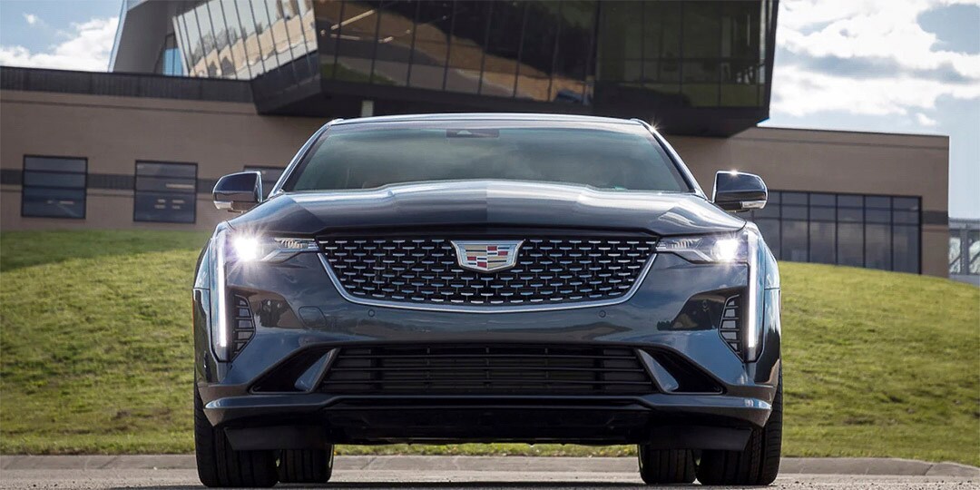 Vue avant de la Cadillac CT4 2020 garée à l'extérieur