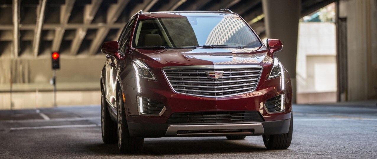 Cadillac Laval - VUS Cadillac d'occasion - XT5 2017 - 0,2.jpg Cadillac XT5 2017 rouge garé dans un stationnement intérieur