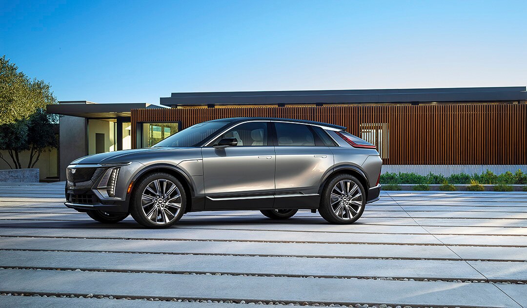 vue latérale avant du Cadillac Lyriq 2023