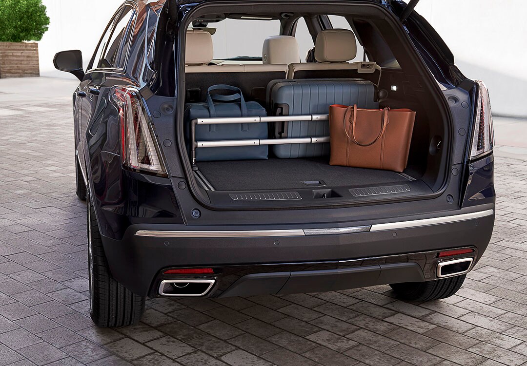 vue arrière du Cadillac XT5 2022 avec le coffre ouvert