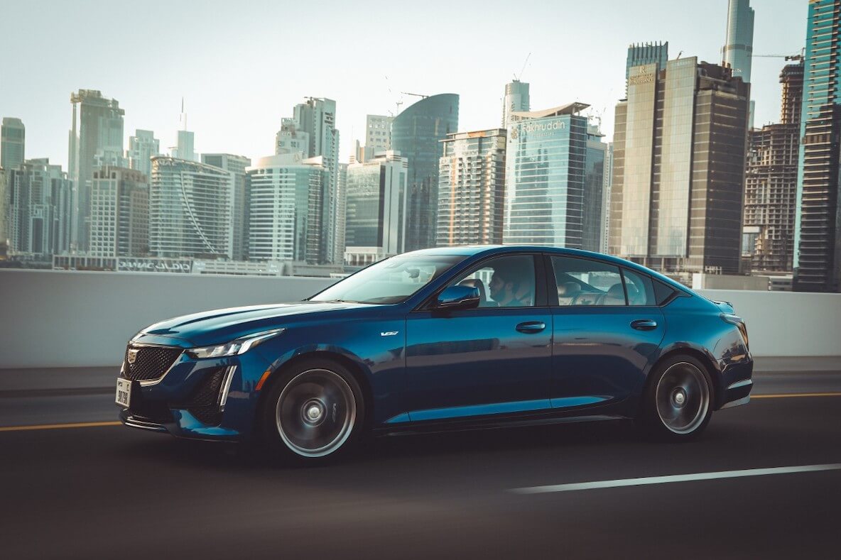 La Cadillac CT5-V Sport 2020 rouge sur la en action sur la route en ville