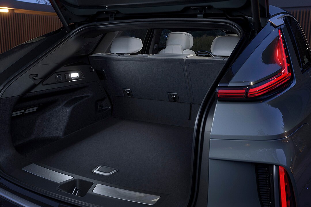 vue arrière du Cadillac Lyriq 2023 avec le coffre ouvert, affichant sa capacité de chargement