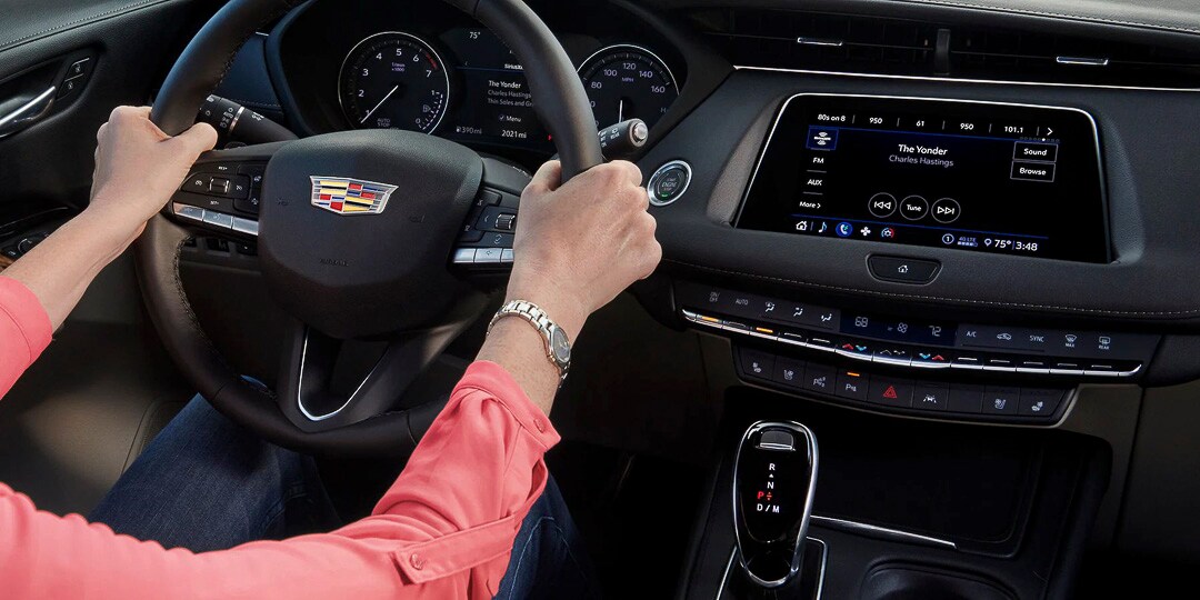 vue du volant et de la planche de bord du Cadillac XT4 2022