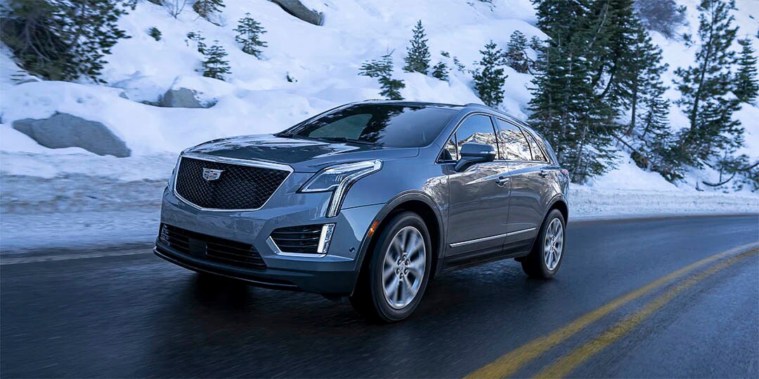 Le Cadillac XT5 2021 couleur gris sur la route pendant la saison hivernale