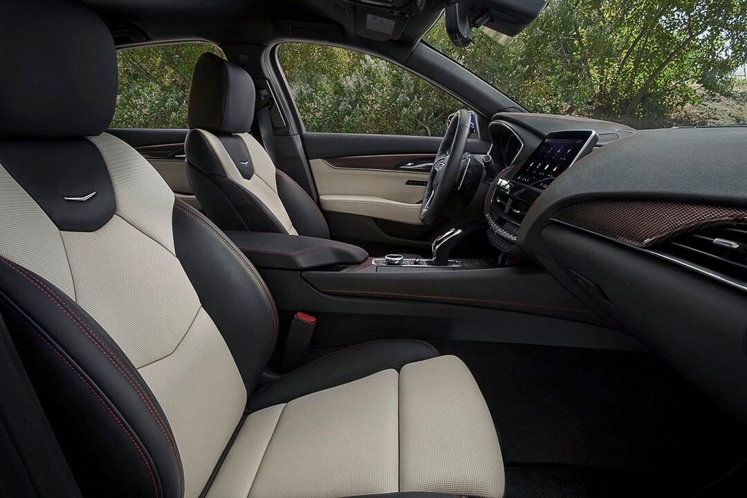 vue des sièges avant, de la console centrale et du volant à bord de la Cadillac CT5-V
