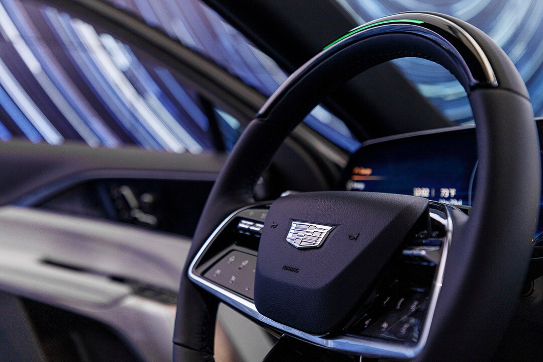 vue en angle du volant et de la portière conducteur du Cadillac Lyriq 2023