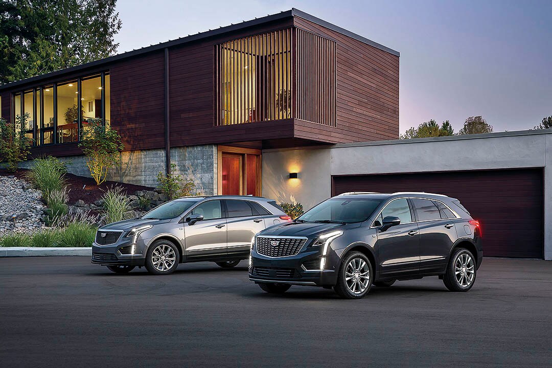 vue trois quart avant de deux Cadillac XT5 2022 stationnés