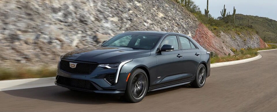 vue latérale avant de la Cadillac CT4-V sur une route